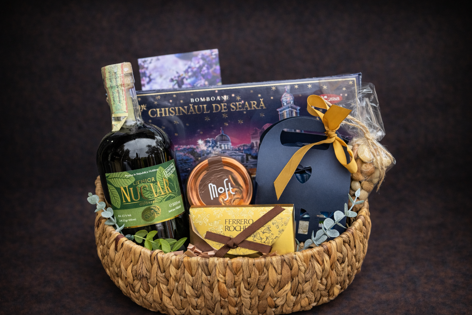 Cadou pentru El „Nr. 8” - Coș Cadou cu Lichior Nucata și Dulciuri delligiftshop.md