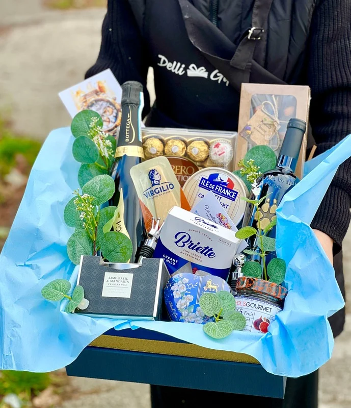 Gift box cu vin și delicii  delligiftshop.md
