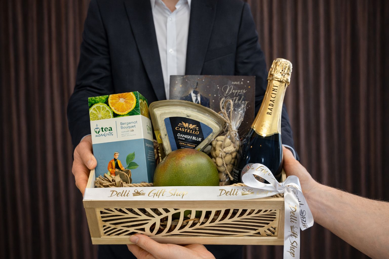 Cadou pentru Bărbați „Nr. 56” - Ladă Premium cu Spumant Rădăcini, Brânză Nobilă și Mango delligiftshop.md