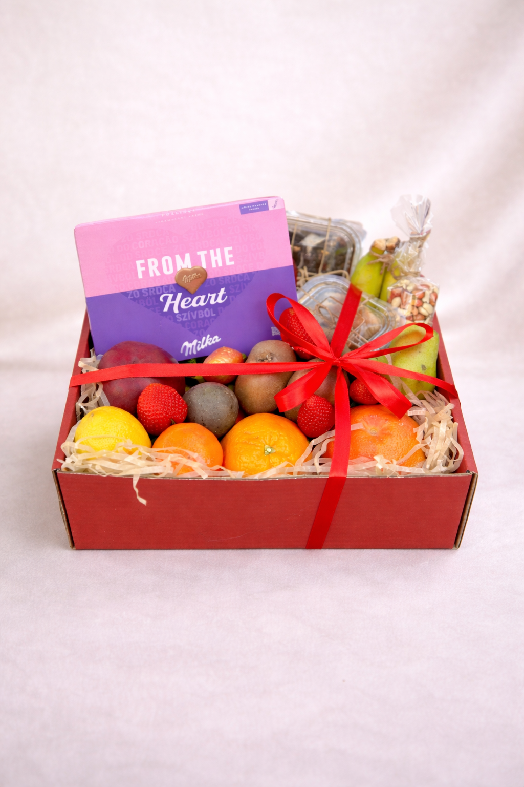 Cadou pentru femei Nr. 4— Box „Milka Sweet Heart” cu Fructe și Praline delligiftshop.md