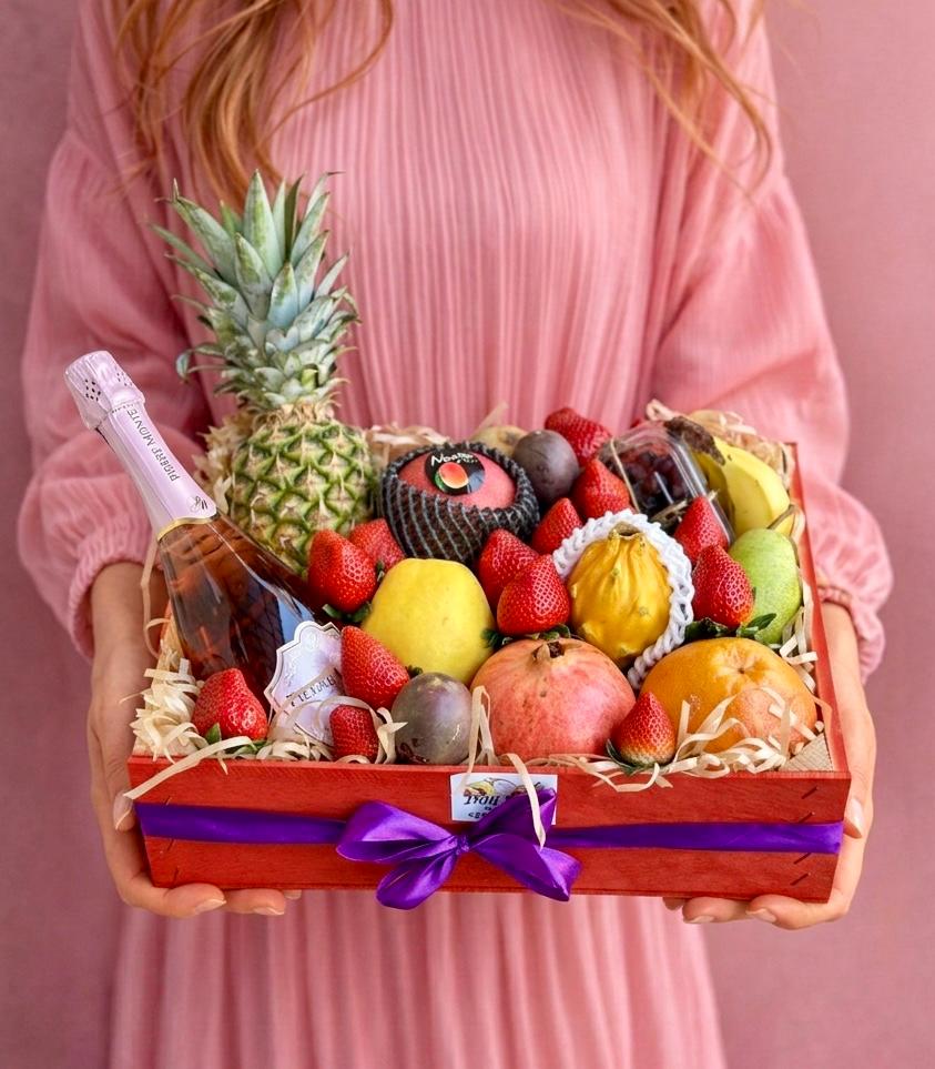 Cadou pentru femei Nr. 2 — Box „Tropical Fiesta” cu Fructe și Spumant delligiftshop.md