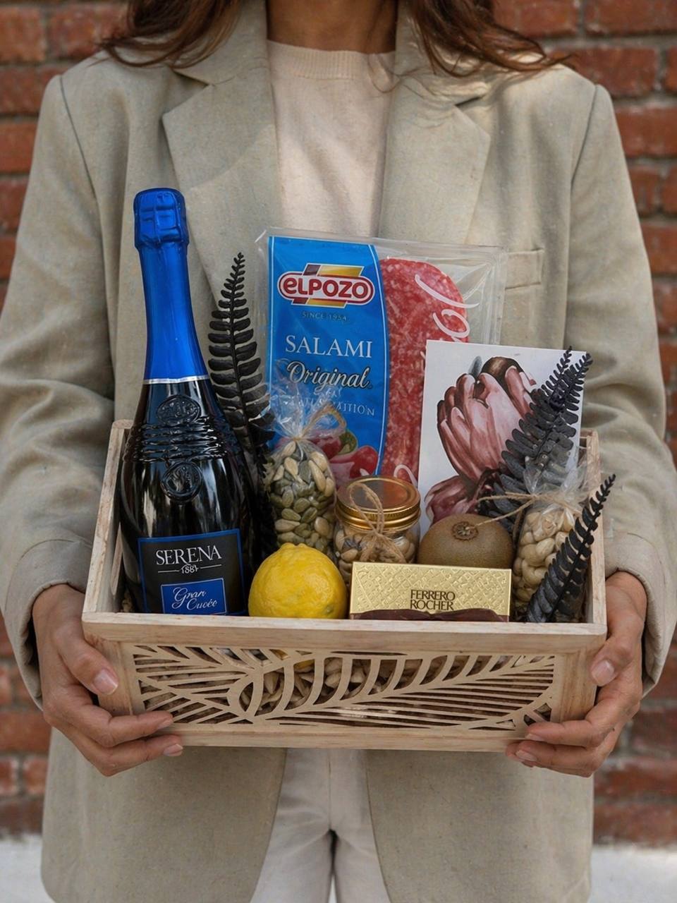 Cadou pentru Bărbați „Nr. 59” - Ladă Premium cu Spumant Serena, Salam și Praline delligiftshop.md