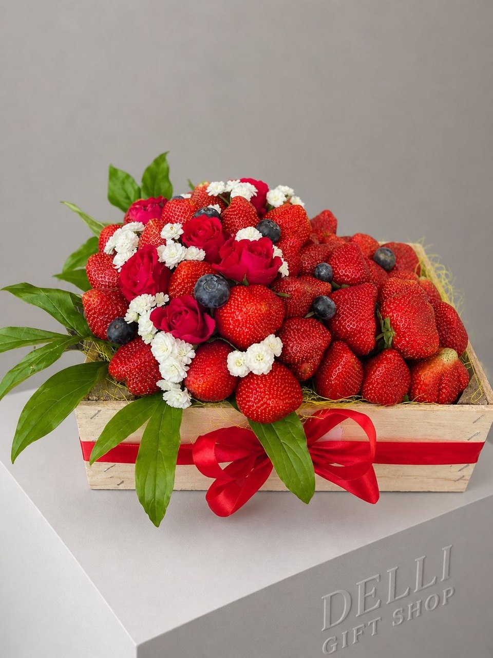 Cadou cu fructe Nr. 42 — Strawberries & Roses delligiftshop.md