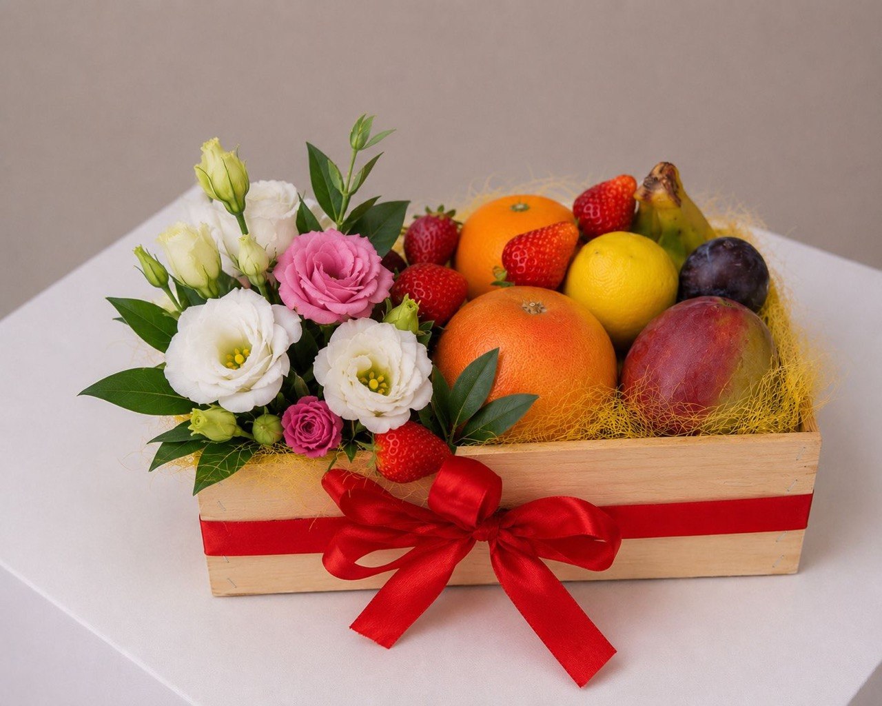 Cadou pentru profesori Nr. 29 — Fresh Fruit & Floral Box delligiftshop.md