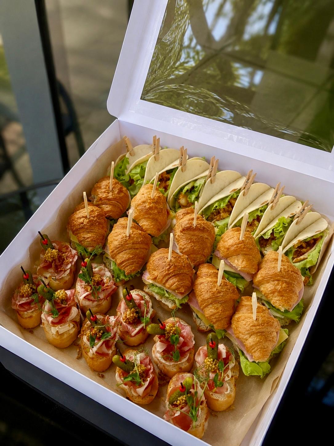 Platou Gourmet Nr. 13 — Mini Sandwiches & Bruschettas delligiftshop.md