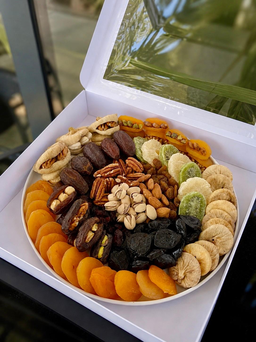 Platou Gourmet Nr. 28 — Oriental Delights & Nuts Mix delligiftshop.md