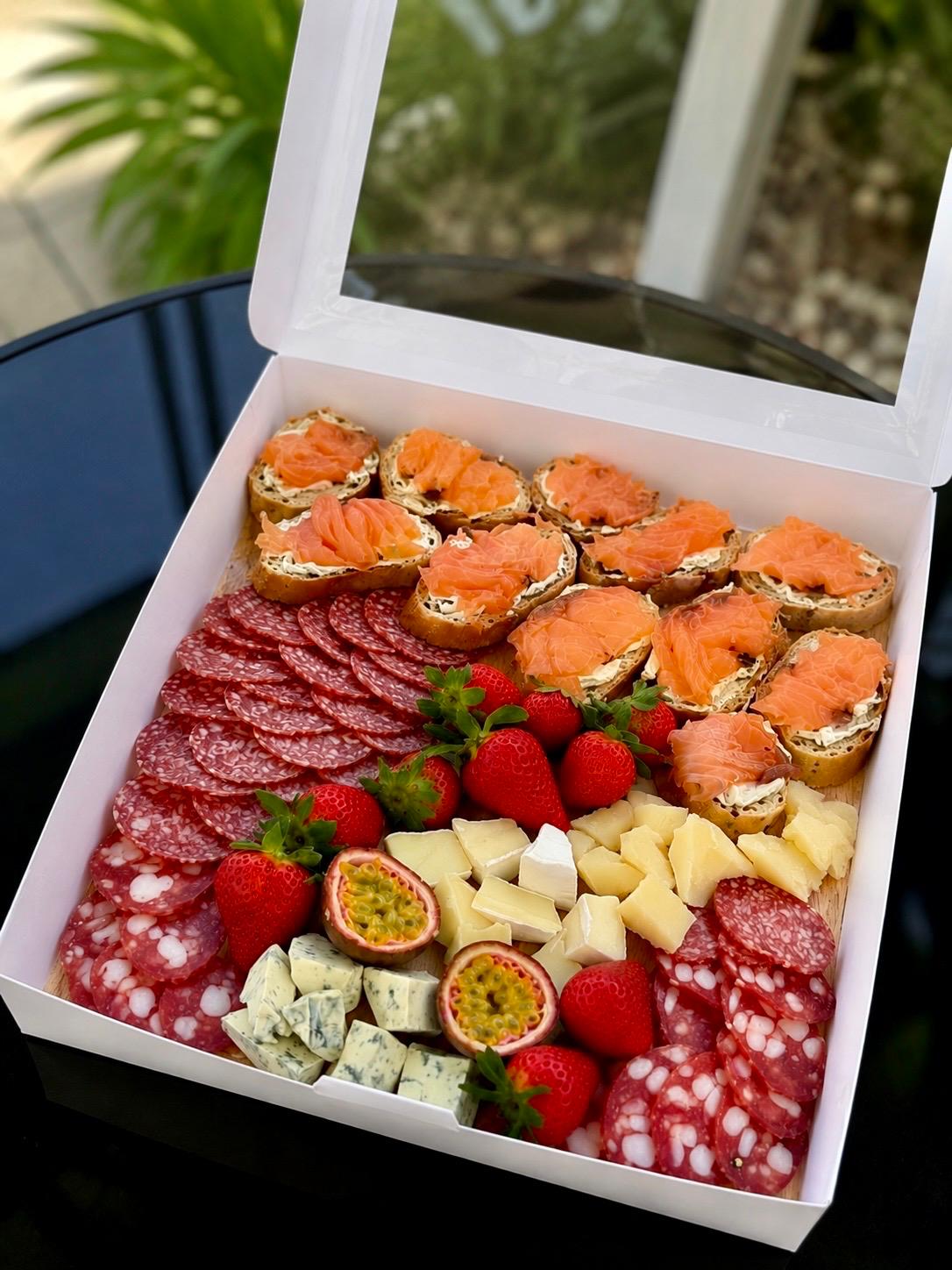 Set Aperitiv Nr. 29 — Charcuterie & Salmon Mix delligiftshop.md