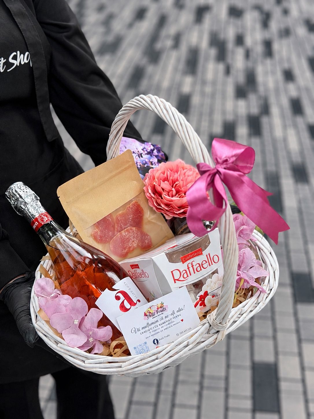 Cadou pentru profesori Nr. 82 — Selecție Rosé și Flori de Primăvară delligiftshop.md