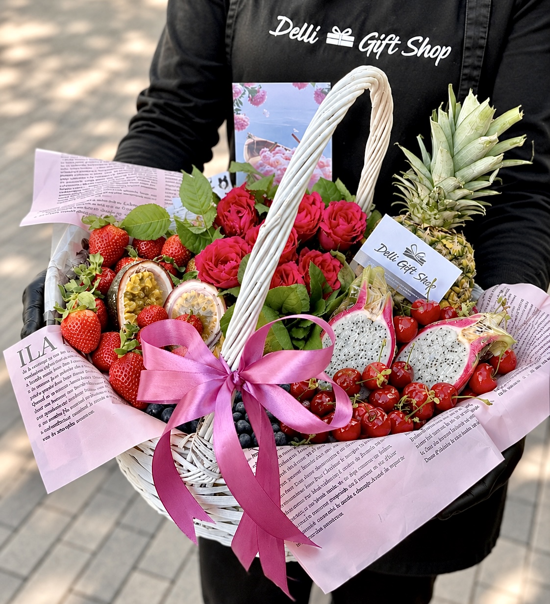 Cadou cu fructe Nr. 48 — Armonie Florală și Fructe Exotice delligiftshop.md