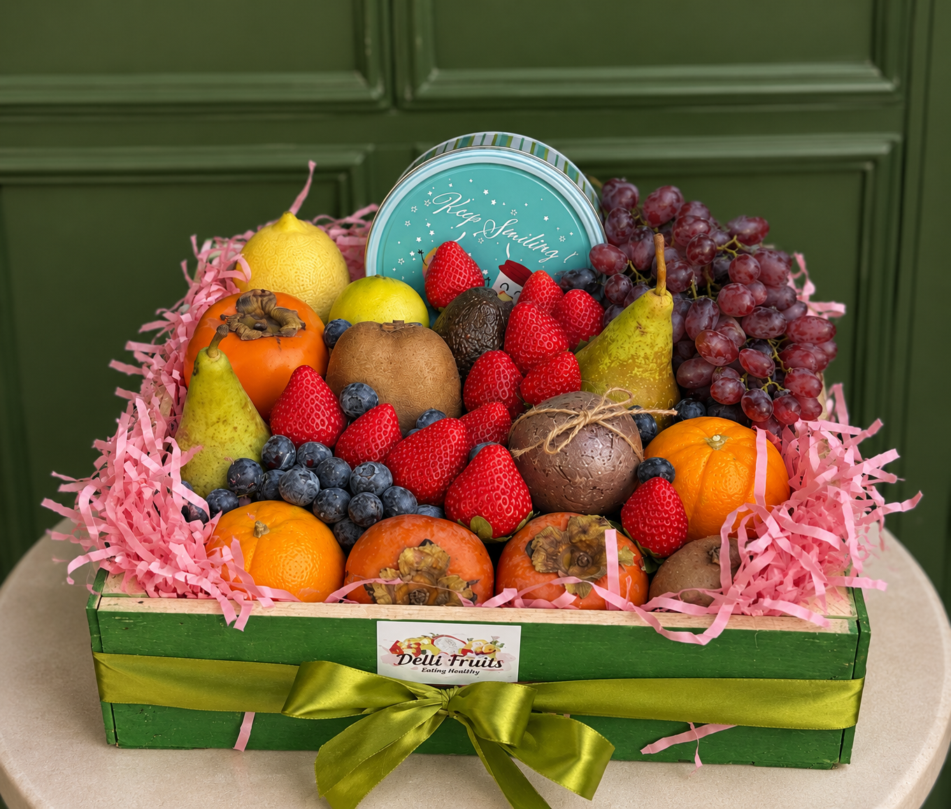 Cadou cu Fructe Nr. 64 – Fructe Premium & Biscuiți în Cutie Metalică delligiftshop.md